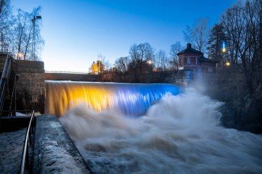 Ukrayna bayrak renkleriyle aydınlatılmış eski kasaba nehirleri