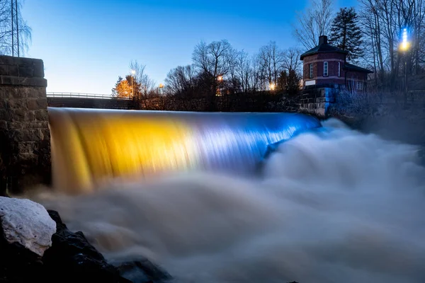 Ukrayna bayrak renkleriyle aydınlatılmış eski kasaba nehirleri