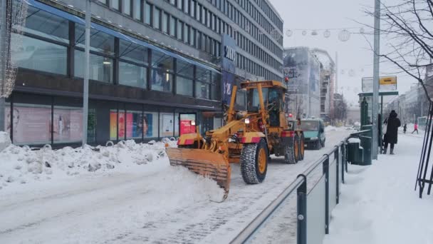 Grader sneeuwploeg in Midden Helsinki tijdens sneeuwstorm dag — Stockvideo
