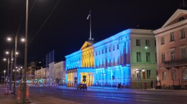Helsinki Belediye Sarayı 'ndaki Ukrayna bayrağının renkleri