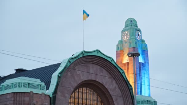 Die ukrainische Flagge über dem Hauptbahnhof von Helsinki — Stockvideo
