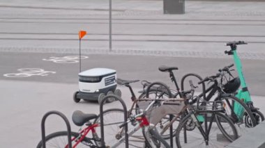 Yıldız gemisi teslimat robotu Espoo, Finlandiya caddesinde hareket ediyor.. 