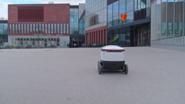 Yıldız gemisi teslimat robotu Aalto Üniversitesi, Espoo, Finlandiya yakınlarında hareket ediyor.. 