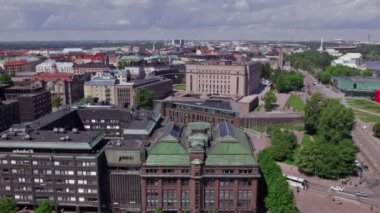 Helsinki, Finlandiya - 9 Haziran 2022: Helsinki ve Finlandiya Parlamentosu 'nun havadan görüşü. Yavaş çekim, 0.5 hız