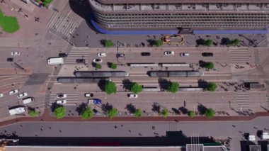 Helsinki, Finlandiya - 9 Haziran 2022: Mannerheimintie Caddesi 'nin havadan görünüşü. Tramvay istasyona varmak üzere. Yavaş çekim, 0.5 hız 