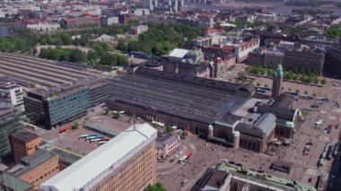 Helsinki, Finlandiya - 9 Haziran 2022: Merkez Tren İstasyonunun Hava Görüntüsü Yavaş çekim, 0.5 hız