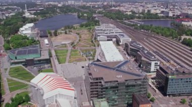 Helsinki, Finlandiya - 9 Haziran 2022: Helsinki 'nin havadan görünüşü. Yavaş çekim, 0.5 hız