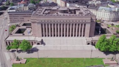 Güneşli bir yaz gününde Finlandiya Parlamentosu 'nun Helsinki' deki hava manzarası. Yavaş çekim, 0.5 hız