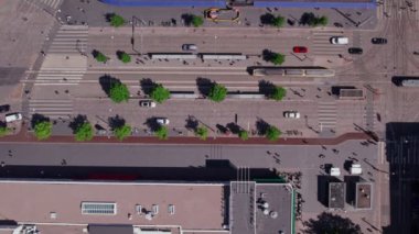 Helsinki, Finlnad 'deki Mannerheimintie caddesinin hava manzarası. Tramvay istasyona varmak üzere. Yavaş çekim, 0.5 hız 