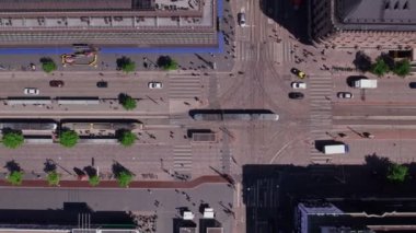 Helsinki, Finlandiya - 9 Haziran 2022: Mannerheimintie Caddesi 'nin havadan görünüşü. Tramvay istasyona varmak üzere. Yavaş çekim, 0.5 hız 