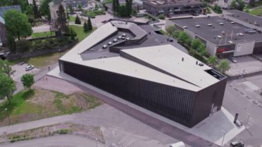 Kirkkonummi, Finlandiya - 10 Haziran 2022: Modern kütüphanenin havadan görüşü Fyyri. JKMM Mimarlar 2021. Yavaş çekim, 0.5 hız. Modern İskandinav mimarisi.