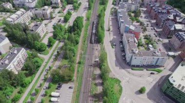 Finlandiya 'nın Espoo şehrinin hava manzarası. Banliyö treni demiryolu ile hareket ediyor. Yaz güneşli bir gün.