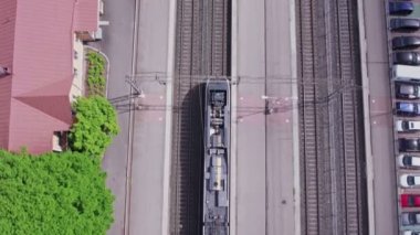 Finlandiya 'daki banliyö treninin hava görüntüsü. Yaz güneşli bir gün. Yavaş çekim, 0.5 hız.