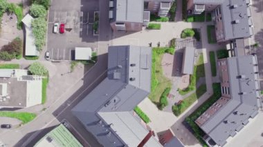 Finlandiya 'nın modern semtinin havadan görünüşü. Yaz güneşli bir gün. Modern Avrupa Mimarisi. Yavaş çekim, 0.5 hız.