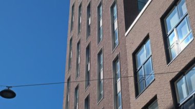 Modern İskandinav mimarisi. Modern konut binalarının tuğla cephesi. Helsinki, Finlandiya 'nın Sompasaari mahallesi.