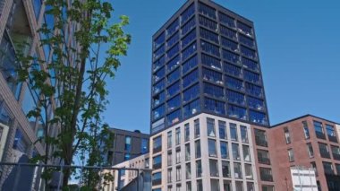 Modern İskandinav mimarisi. Modern konut binalarının tuğla cephesi. Helsinki, Finlandiya 'nın Sompasaari mahallesi.