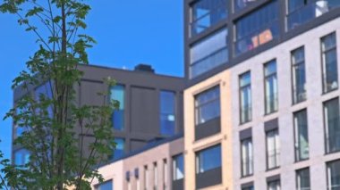 Modern İskandinav mimarisi. Bulanık arka plandaki modern konut binalarının tuğla cephesi. Helsinki, Finlandiya 'nın Sompasaari mahallesi.