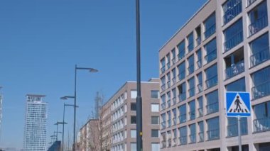 Modern İskandinav mimarisi. Modern konut binalarının tuğla cephesi. Helsinki, Finlandiya 'nın Sompasaari mahallesi.
