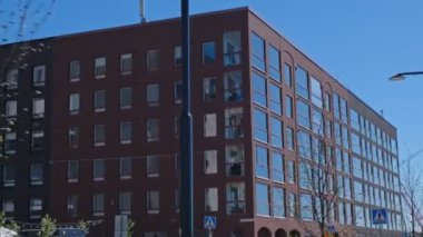 Modern İskandinav mimarisi. Modern konut binalarının tuğla cephesi. Helsinki, Finlandiya 'nın Sompasaari mahallesi.