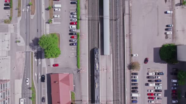 フィンランドの鉄道駅の空中ビュー 夏の晴れた日 スローモーション映像 — ストック動画