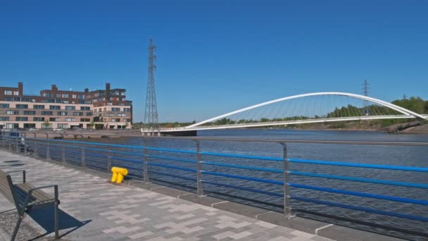 Vista Del Moderno Puente Peatonal Desde Terraplén Del Barrio Sompasaari — Vídeo de stock