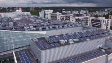 Finlandiya 'da bir alışveriş merkezinin çatısındaki güneş panellerinin hava görüntüsü. Modern konut mimarisi.