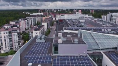 Finlandiya 'da bir alışveriş merkezinin çatısındaki güneş panellerinin hava görüntüsü. Modern konut mimarisi.