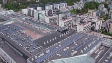 Finlandiya 'da bir alışveriş merkezinin çatısındaki güneş panellerinin hava görüntüsü. Modern konut mimarisi.