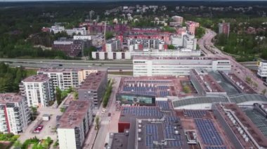 Espoo, Finlandiya - 28 Mayıs 2022: Matinkyla Mahallesi 'nin havadan görünüşü. Iso Omena alışveriş merkezi. Modern konut mimarisi.
