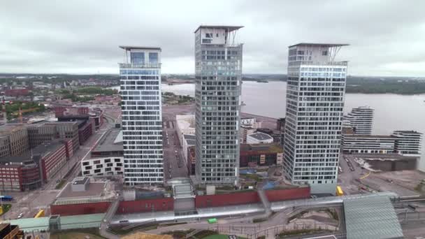 芬兰赫尔辛基 2022年5月29日 芬兰卡拉萨塔马区第一座摩天大楼的空中景观 芬兰最高的建筑物 — 图库视频影像