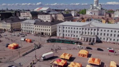 Helsinki, Finlandiya - 3 Haziran 2022: Helsinki şehir merkezindeki Pazar Meydanı 'nın havadan görünüşü.