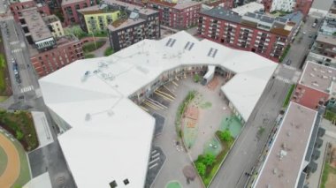 Helsinki, Finlandiya - 29 Mayıs 2022: Kalasatama Okulu 'nun havadan görünüşü. Orta Helsinki, Finlandiya 'daki eski liman bölgesinin yenilenmesi. Modern İskandinav mimarisi.