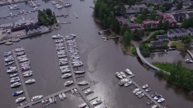 Baltık Denizi kıyısındaki Haukilahti marinasındaki yatların hava manzarası, Espoo, Finlandiya.
