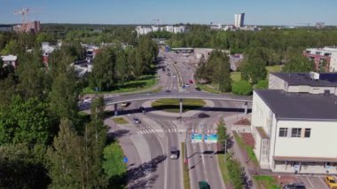 Caddenin hava manzarası, kavşak kavşağı ve kavşağın üzerindeki yaya köprüsü. Finlandiya 'nın Espoo şehrinin manzarası.