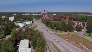 Espoo, Finlandiya - 7 Haziran 2022: Otaniemi ilçesinin hava manzarası, Ring 1 karayolu.