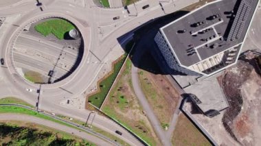 Keilaniemi 'deki ofis binalarının hava görüntüsü. Finlandiya 'nın Espoo şehrinde bir iş bölgesidir. Binanın çatısındaki güneş panelleri. Otobanın üzerinde döner kavşak.