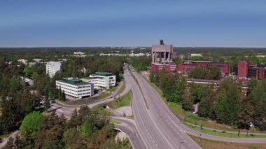 Espoo, Finlandiya - 7 Haziran 2022: Otaniemi ilçesinin hava manzarası, Ring 1 karayolu.