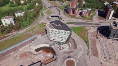 Espoo, Finlandiya - 7 Haziran 2022: Fiskars Group 'un Keilaniemi' deki yepyeni ofis binasının havadan görüşü.