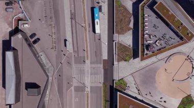 Finlandiya 'daki modern binaların ve sokakların havadan görünüşü. Binanın çatısında yeşil çimen var. Modern İskandinav mimarisi.