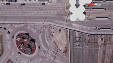 Demiryolu üzerindeki caddenin havadan görüntüsü. Döner kavşaktan arabalar geçiyor. Modern İskandinav mimarisi. Helsinki, Finlandiya.