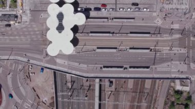 Helsinki, Finlandiya - 12 Temmuz 2022: Pasila Tren İstasyonu 'nun havadan görünüşü. Modern İskandinav mimarisi.