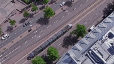 Helsinki, Finlandiya - 12 Temmuz 2022: Yepyeni ForCity Smart Artic Jokeri X54 tramvayı. Jokeri Demiryolu hattının ilk tramvayı.