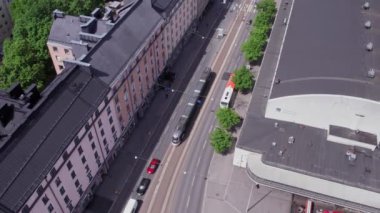 Helsinki, Finlandiya - 12 Temmuz 2022: Yepyeni ForCity Smart Artic Jokeri X54 tramvayı. Jokeri Demiryolu hattının ilk tramvayı.