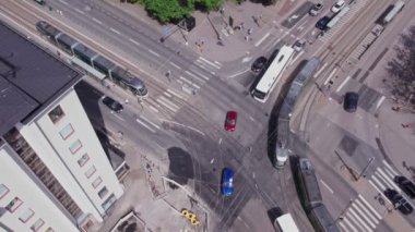 Helsinki, Finlandiya - 12 Temmuz 2022: Tramvaylar, otobüsler ve arabalar hareket halindedir.