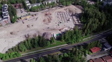 Finlandiya 'nın Espoo şehrindeki yeni okulun inşaat alanının havadan görüntüsü. Beton temel yapım aşamasında.