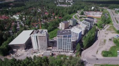 Espoo, Finlandiya - 13 Haziran 2022: Finnoo Mahallesinin havadan görünüşü. Güney Finlandiya 'nın yeni modern yerleşim bölgesi.