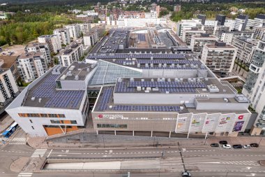 Espoo, Finlandiya - 28 Mayıs 2022: Matinkyla Mahallesi 'nin havadan görünüşü. Iso Omena alışveriş merkezi. Modern konut mimarisi.