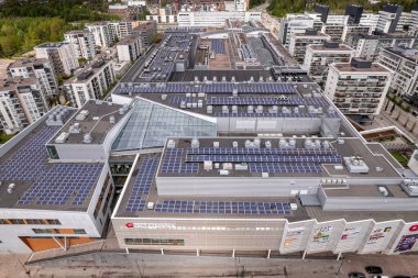 Espoo, Finlandiya - 28 Mayıs 2022: Matinkyla Mahallesi 'nin havadan görünüşü. Iso Omena alışveriş merkezi. Modern konut mimarisi.