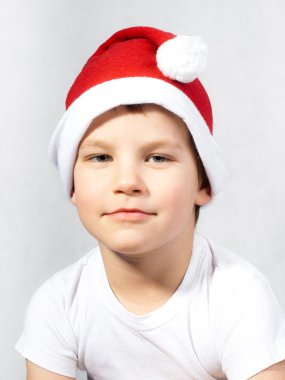 Noel Baba şapkalı çocuk.