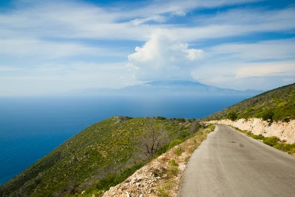 Camino en la montaña a lo largo de la costa (isla griega, Zante ) —  Fotos de Stock